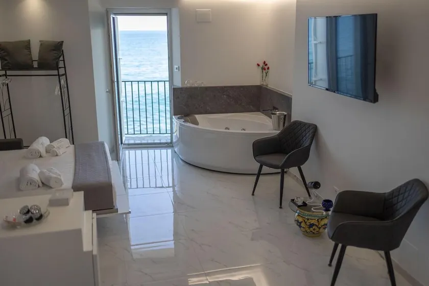 Merveilleuse maison avec jacuzzi | Vue sur l'eau | À côté de la plage - Image 1