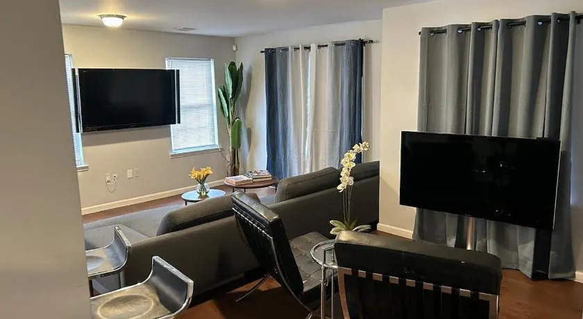 Luxury Townhouse in Newark - Image 1