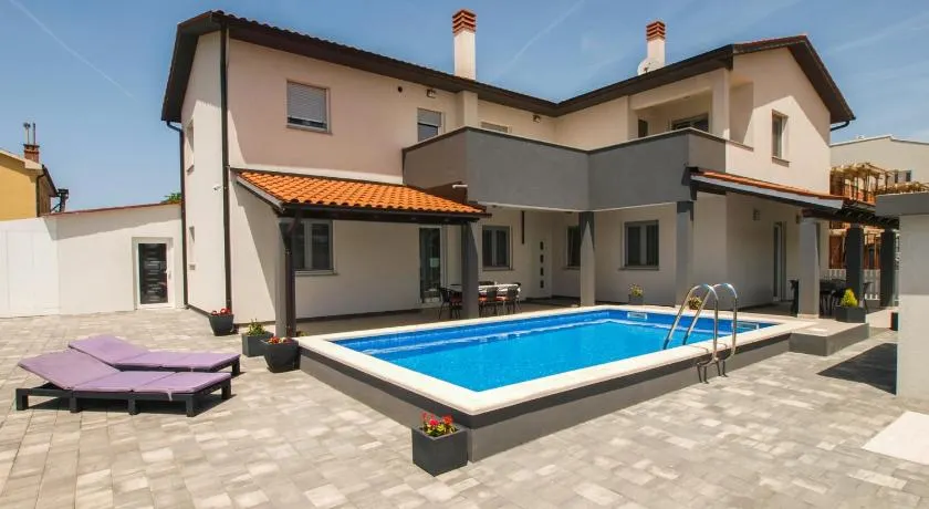 4 Stars Apartments-Pikula - Image 1