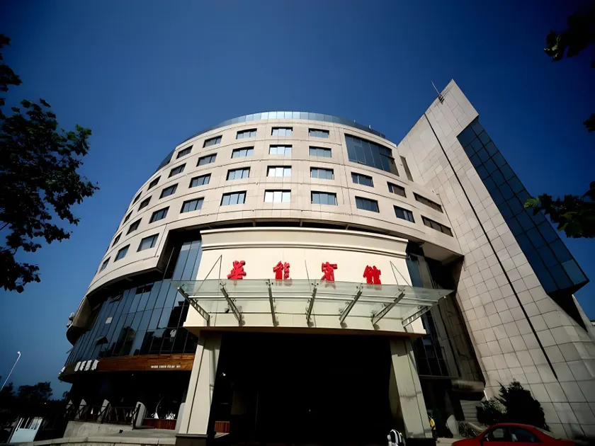 Qingdao Huaneng Hotel - Image 1