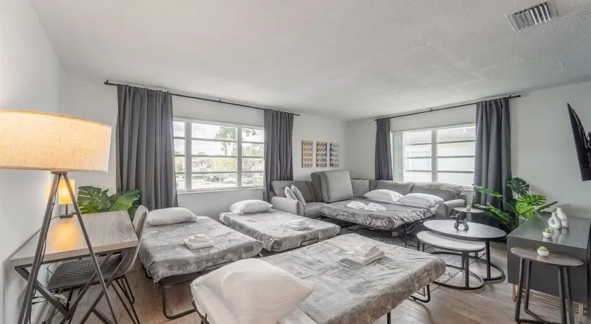 Ocean Whisper - Sleeps 11 - Palm Wave Stays - Image 1