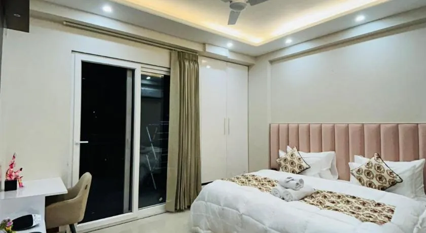 Private 1 BHK Serviced Apartments Sector 52 Near Millennium City Metro Station Gurgaon - Image 1