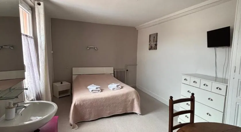 Auberge Cherisy - Image 1