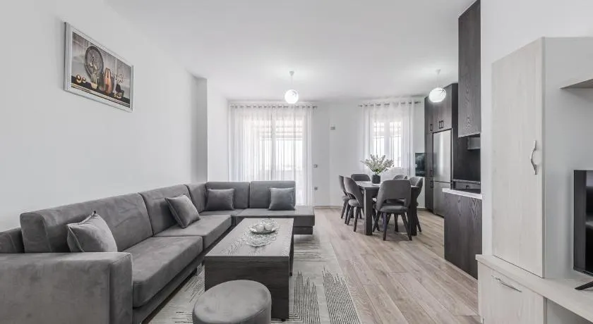 City Escape Apartment by PikHost - Image 1