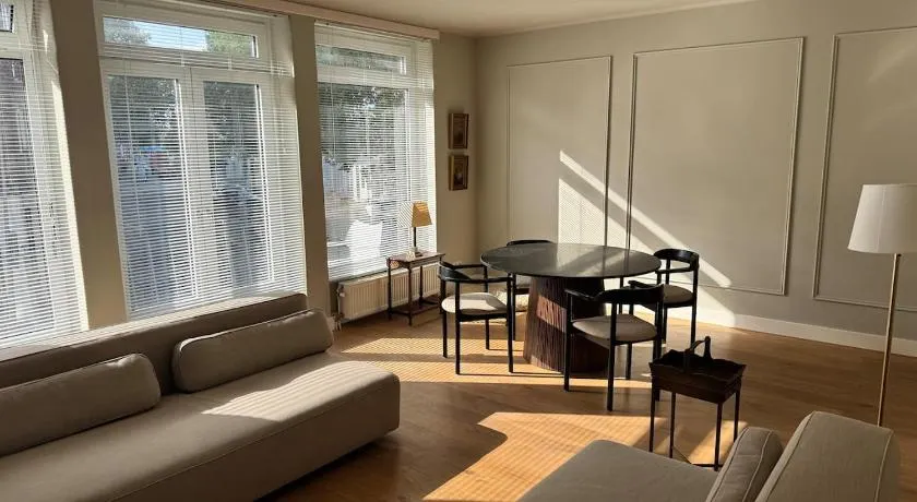 Spacious apartment with roof terrace and balcony - Image 1