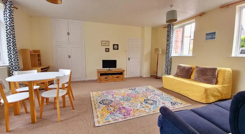 Large, quiet garden flat near Torquay beach - Image 1
