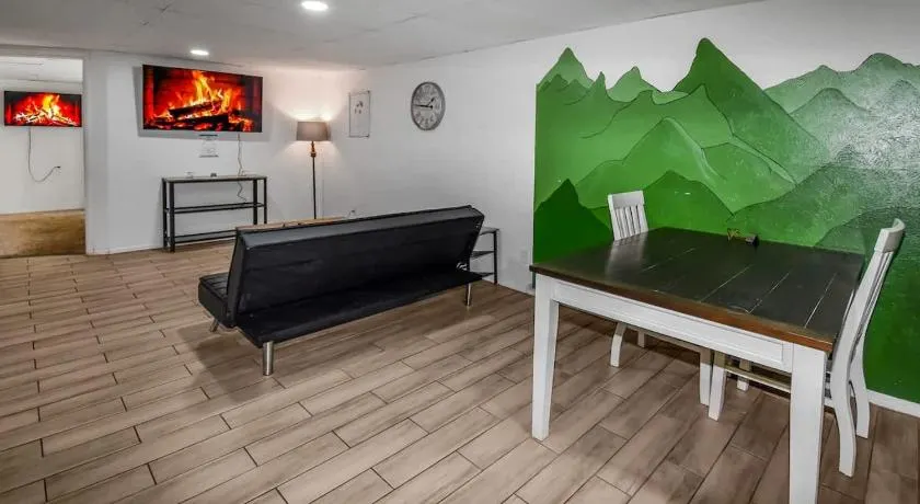 Cozy Mountain-Inspired Lower Unit in Denver - Image 1
