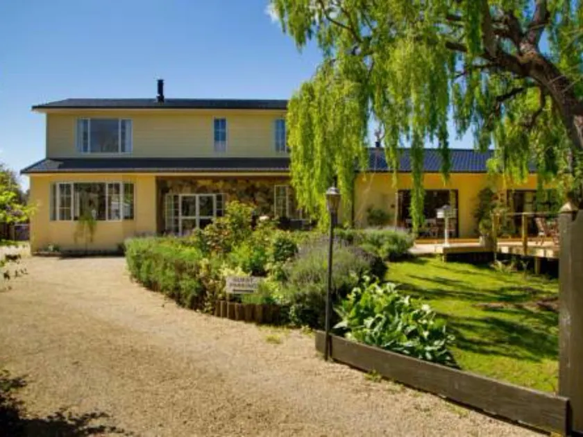 Swan House - Image 1