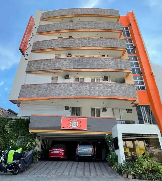 Stone House Hotel Pasay - Image 1