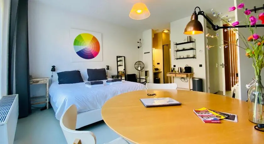 Private studio, patio garden and free car parking - Image 1