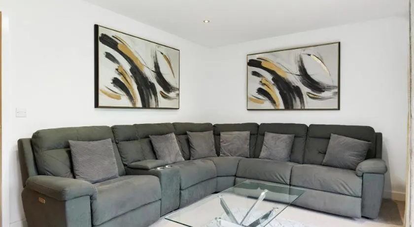 Haven - Spacious Luxury Home perfect for families, couples and contractors! 5mins to Xscape and Junction 32! - Image 1
