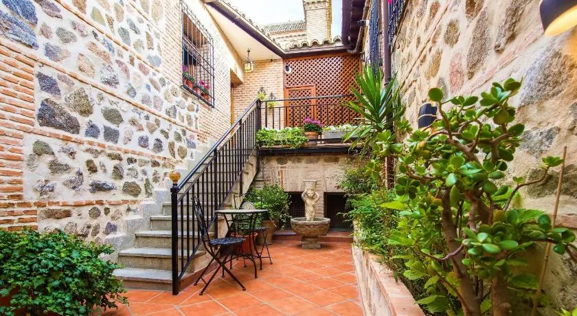 Casa de Bisagra - Image 1