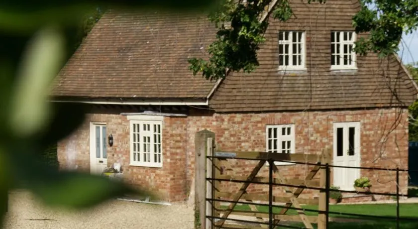 Charming 2-bed countryside retreat with fireplace and walks - Image 1