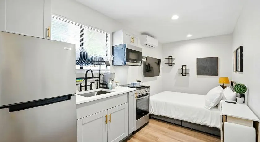 Cozy 1BR Apartment Walking To Downtown Murray Hill - Image 1