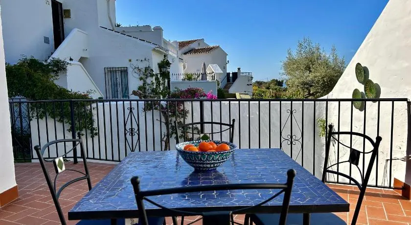 Casa con terraza y hermoso jardín comunal - Image 1