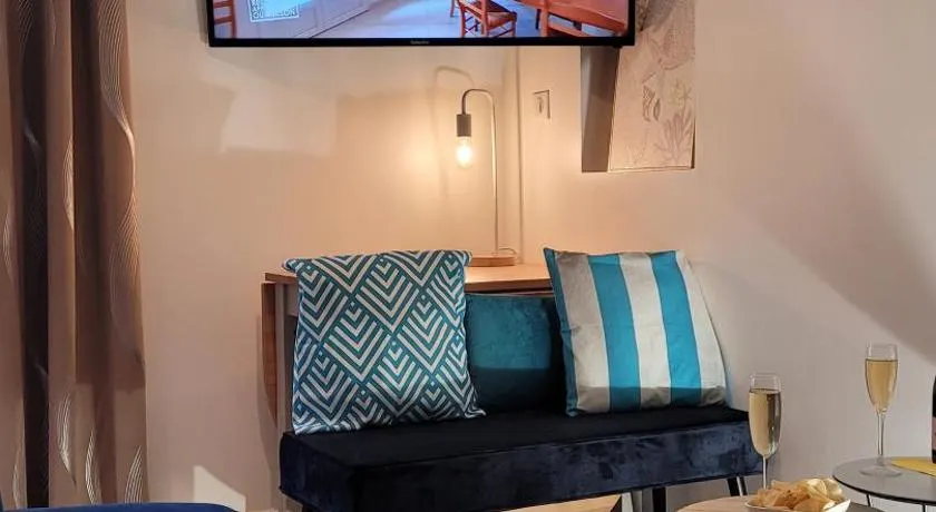 L établissement LA PLAGE A 2 PAS vous propose, 3 Appartements DEUX chambres, 1 appartement une pièce , NETFLIX, lits faits à votre arrivée, serviettes de toilette, Ménage, Wifi, en hyper centre ,Plage à 100m, BOX à Vélos, paiement 3 fois sans frais - Image 1