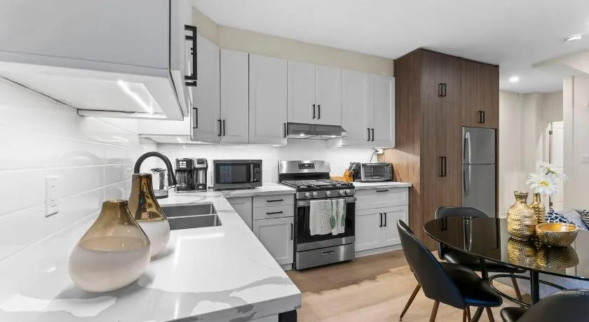 High Park Haven Modern Styled 2B2B in Toronto - Image 1