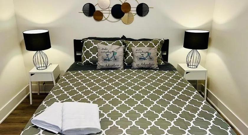 Apt 2 Bedrooms 2 Full Baths FREE Parking & FREE Laundry in Unit - Image 1