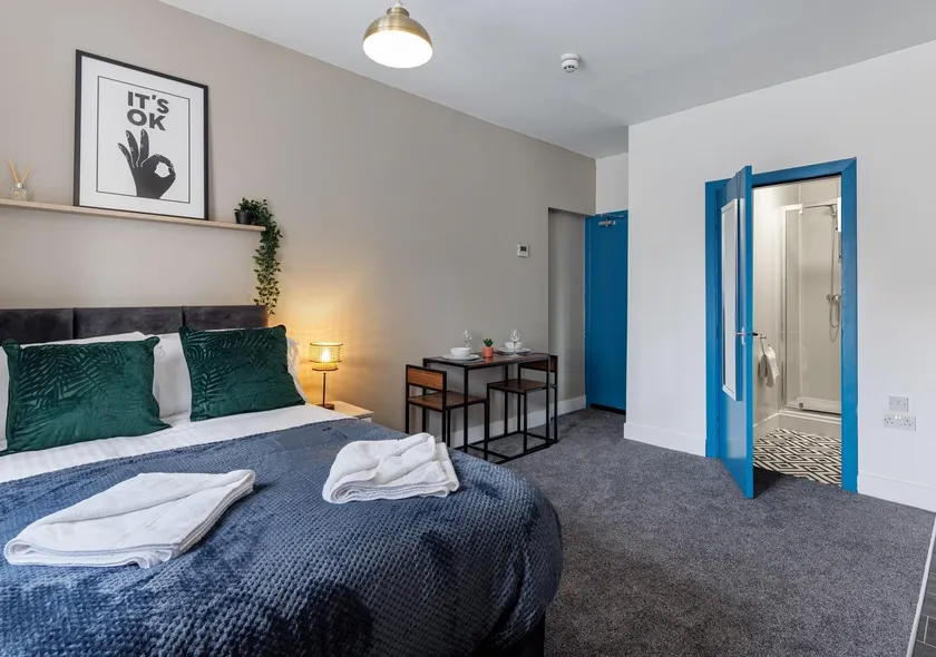 City Centre Studio 9 with Kitchenette, Free Wifi and Smart TV with Netflix by Yoko Property - Image 1