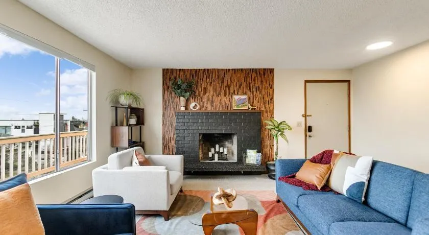 Hilltop Seattle Retreat - views & Parking - Image 1