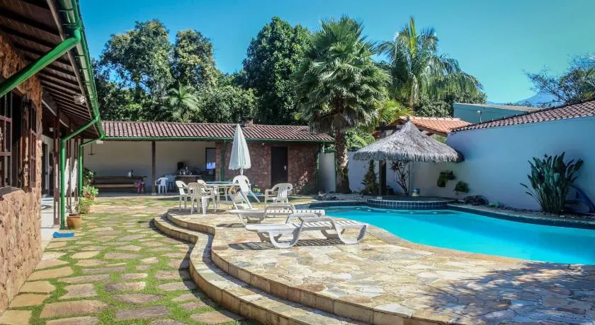 Casa Enorme em condominio, 4 suites, piscina com cascata, cozinha gourmet com churrasueira e fundo com pier no rio para práticas aquaticas - Image 1
