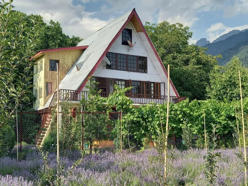 Beautiful Farm with Riverside 4 BHK Hut - Image 1
