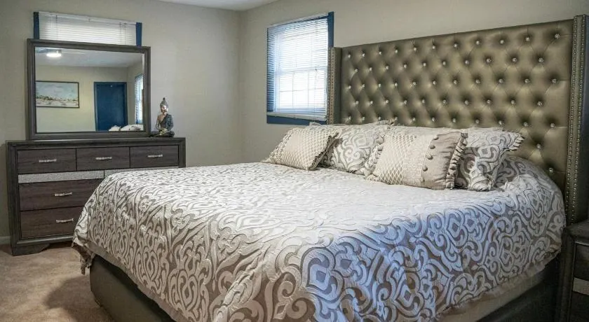Charming 3 Bedroom Home with Spacious Living and Convenient to Shopping & Interstate - Image 1