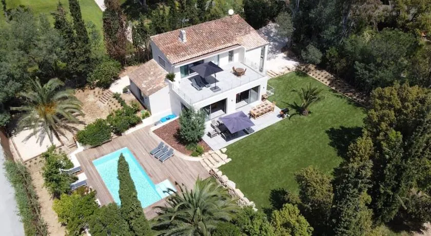 Villa de standing dans le Golfe de Saint-Tropez - Image 1