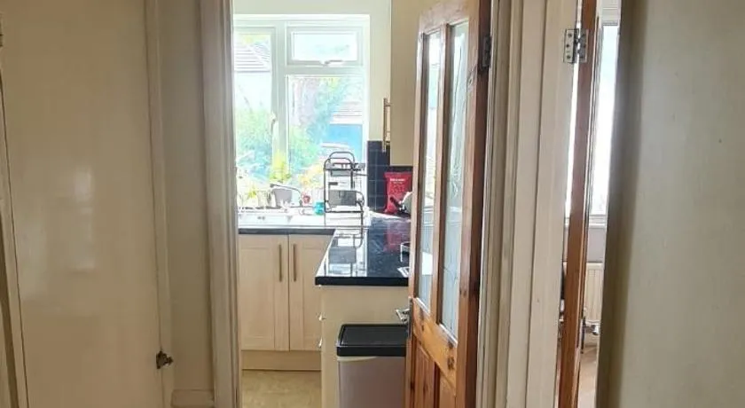 Cosy ground floor flat close to train & bus routes - Image 1