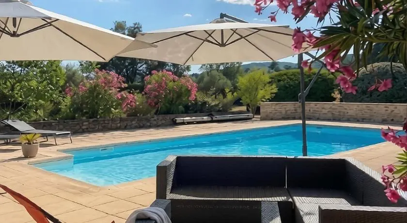 Hélios, piscine et grands espaces - Image 1