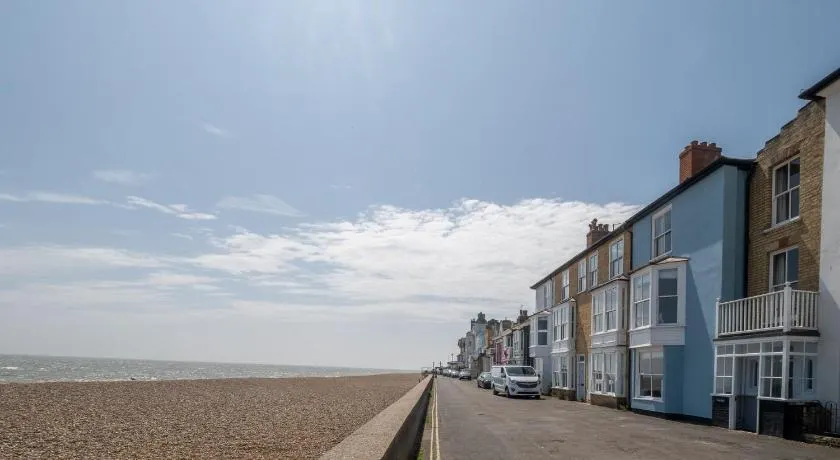 Shore View, Aldeburgh - A lovely Seafront House on famous Crag Path with uninterrupted Beach Views - Aldeburgh Coastal Cottages - Image 1