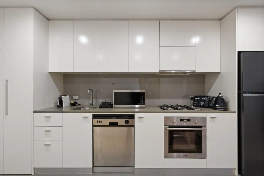 Modern CBD Aparment, Workspace, Fast WiFi and Pool - Image 1