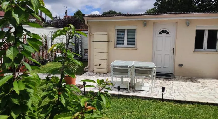 Petit nid douillet dans un cocon de verdure - Image 1
