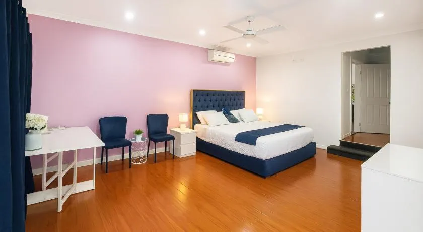 Private room with pool and ensuite - Image 1