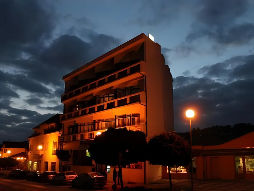 Hotel Krystal - Image 1