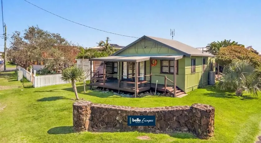 Lennox Beach Shack Classic Coastal Stay Near the Beach - Image 1