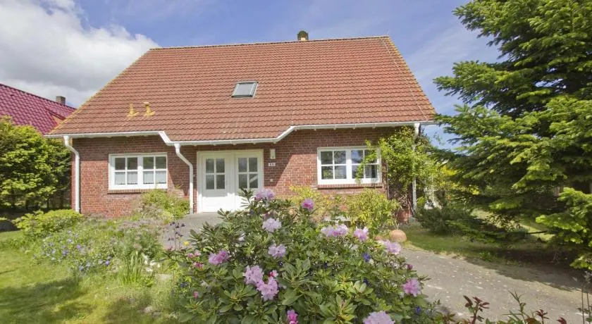 Vacation apartment close to the beach with a beautiful garden - Ferienhaus Gisela - Holiday home - Image 1