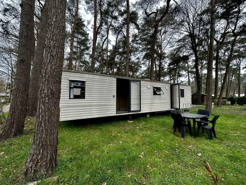 Residence with a spacious garden located in a child-friendly park - Image 1