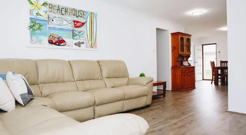 Perfect Location 4BR Home Warana - 200m to Beach! - Image 1