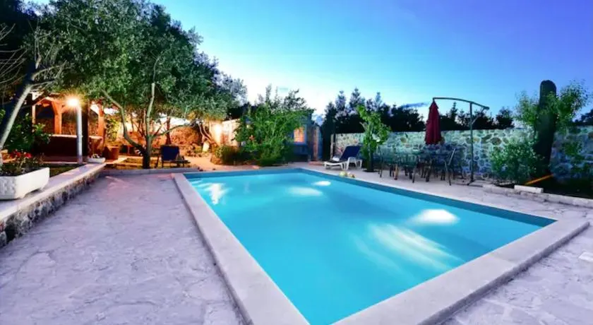 Robinson House with Pool & Seaview - Image 1