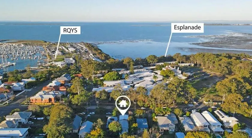 3BR15BA House w Parking Close to Eastwood Beach M8 - Image 1