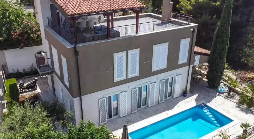 Gorgeous Home In Splitska - Image 1