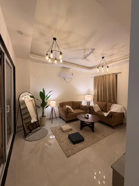 Modern fully furnished 1 bhk on golf course road - Image 1
