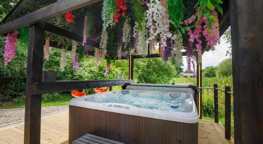 Oakwood Lodges with Hot tubs York - Image 1