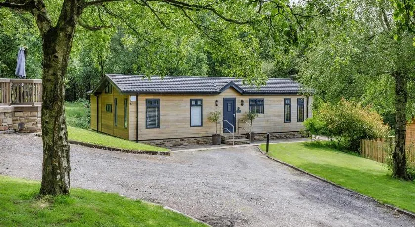 Charlesworth Lodges - Image 1