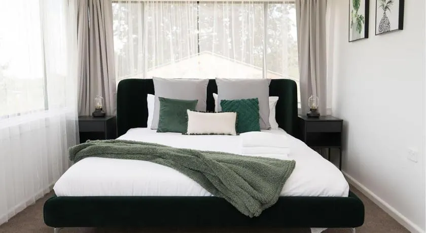 Canobolas Cottage - Amazing Farm Stay, 4 King Beds - Image 1