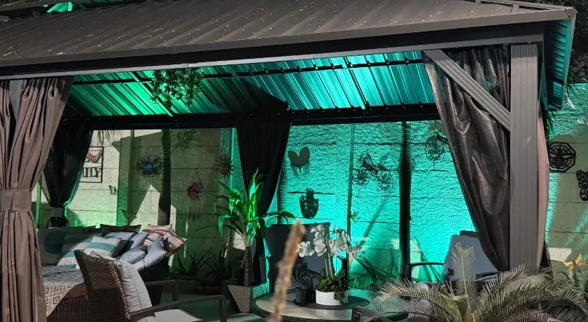 Tiny place w private hot jacuzzi 7 min to Miami international airport - Image 1