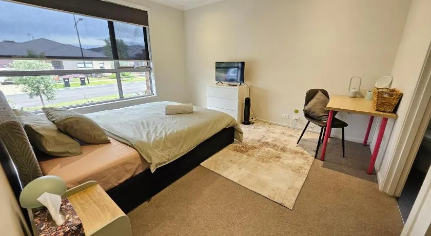 Ensuite Homestay 30 mins drive from the Airport - Image 1