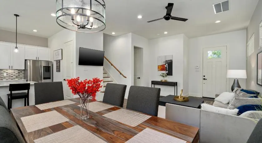 The Oasis - Modern 3BR Near Downtown - Med Center - Stadiums - Image 1
