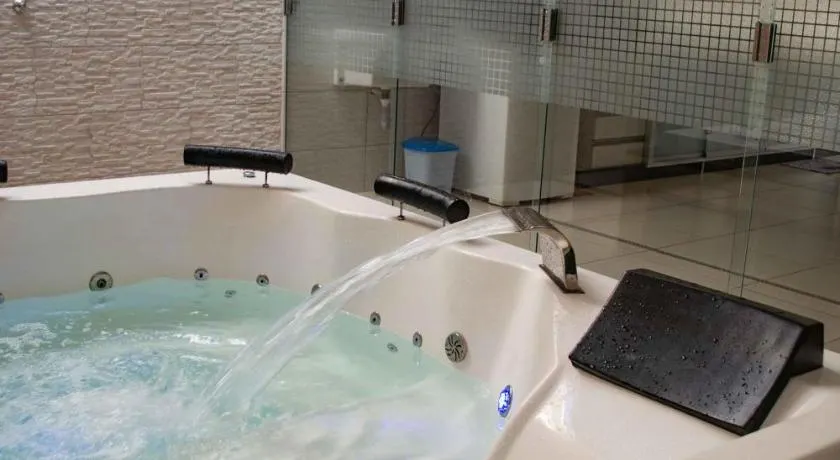 Casa com 2 quartos e banheira de Hidromassagem - Image 1